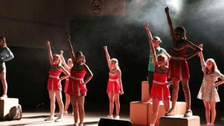 Musicalstage - Geel 3