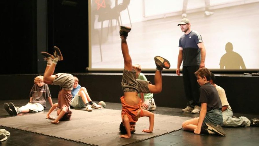 URBAN MOVES {breakdance}