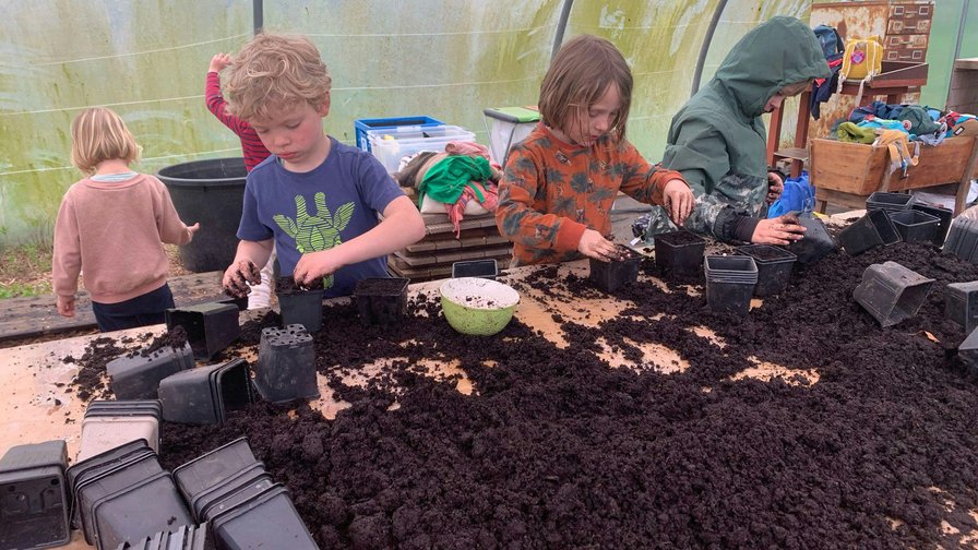 Proeven en ontdekken in vremde. Natuurplezier tijdens het kampje van Plukgeluk.
