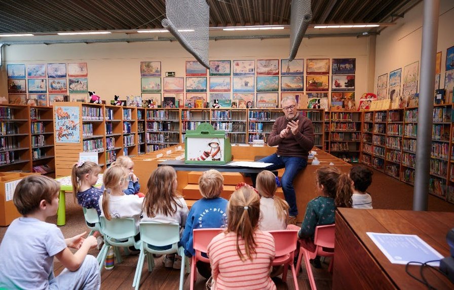Komen luisteren naar verhalen in de bibliotheek